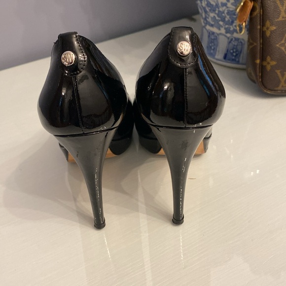 Patent leather high heel shoes - Picture 3 of 3